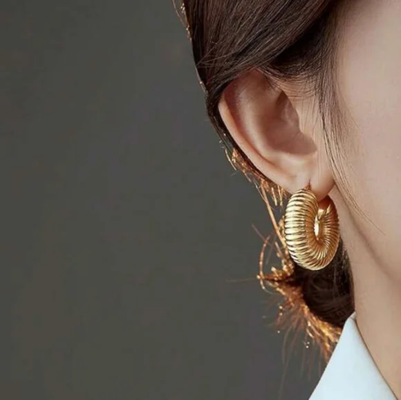 18K TEXTURED CHUNKY RIBBED AMOUR ROBYN TUBES - Picture 5 of 7